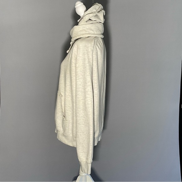 Carbon Size Medium Gray Hoodie With Drawstring Turtle Neck Thick Soft Material - Picture 8 of 16